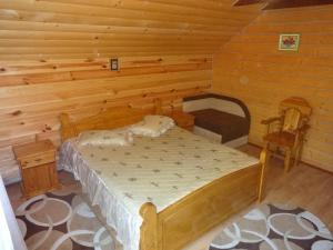 Postel nebo postele na pokoji v ubytování Котедж-шале Елітний