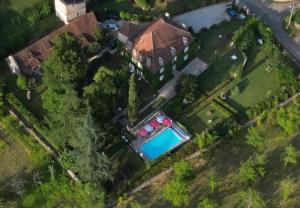 eine Luftansicht eines Hauses mit Pool in der Unterkunft Maison Redon chambres d'hôtes in Tour-de-Faure