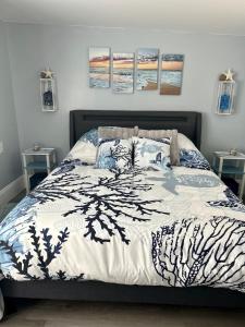 a bedroom with a bed with a black and white comforter at Cocoa, Beach house in Cocoa