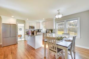 - une cuisine et une salle à manger avec une table et des chaises dans l'établissement Greenville Vacation Rental - 3 Mi to Downtown!, à Greenville