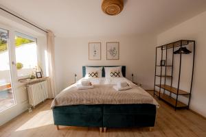 een slaapkamer met een groot bed en een raam bij Come4Stay Passau - Wohnung Eduard Hamm - 2 Zimmer I bis zu 4 Gäste in Passau