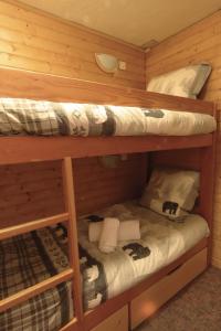 two bunk beds in a log cabin at Tignes Le Lac - Appartement au pied des pistes (6 personnes) in Tignes