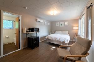 Mały pokój z łóżkiem i kuchenką mikrofalową w obiekcie Star Gate Motel w mieście Indian River