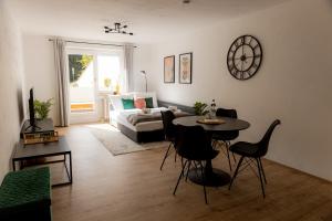 een woonkamer met een tafel en een bank bij Come4Stay Passau - Wohnung Eduard Hamm - 2 Zimmer I bis zu 4 Gäste in Passau