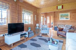 Televisor o centre d'entreteniment de Scandi Cabin in Heart of Anglesey with Parking