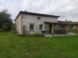 una casa con dei graffiti sul lato di Agroturystyka Leśne Zacisze a Rybnik