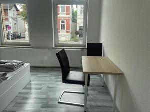 a room with a table and two chairs and a window at Schönes einfaches zentrales Zimmer in Oldenburg in Oldenburg
