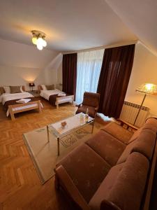 Postel nebo postele na pokoji v ubytování InterInn Luxury Villa
