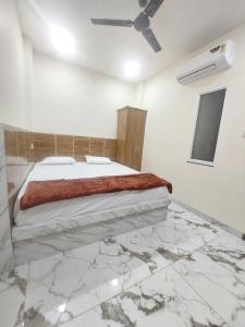 מיטה או מיטות בחדר ב-Hotel Somnath