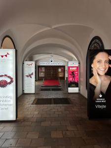 um corredor com cartazes publicitários num edifício em Pension Karlova em Praga