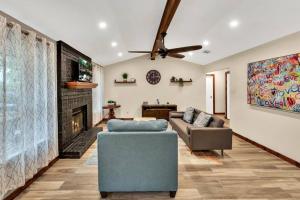 - un salon avec un canapé et une cheminée dans l'établissement New Cozy Retreat Located 15 minutes to Waco, à Hewitt