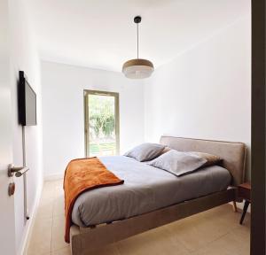 Ce lit se trouve dans un dortoir blanc doté d'une fenêtre. dans l'établissement Appartement Moderne tout équipé., à Marseille