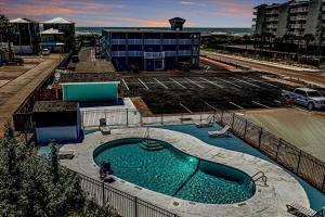 uma piscina em frente a um edifício em Seaside Boutique Hotel, Waves At Your Doorstep em Port Aransas