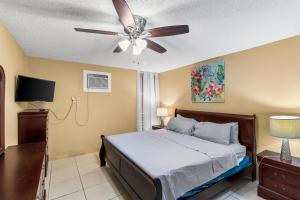 1 dormitorio con 1 cama y ventilador de techo en A getaway to a getaway condo, en Christiansted