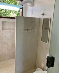 a bathroom with a shower with a sink and a toilet at Casa Indigo Sargi - Bangalô, Chalé e Suite anexa in Uruçuca