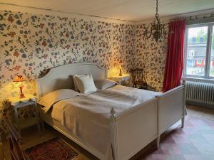 Tempat tidur dalam kamar di Handlarens villa - Vandrarhem de luxe