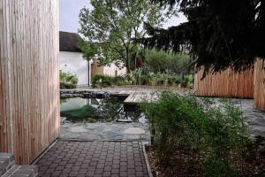 un cortile con laghetto e recinzione in legno di Resort po.spolu a Mokrovraty