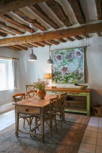 a dining room with a wooden table and chairs at Chez Fanny in Bédoin