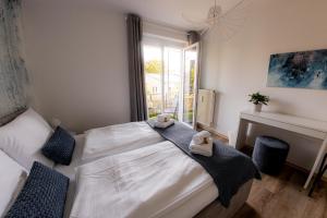 1 dormitorio con 1 cama con 2 toallas en Come4Stay Passau - Wohnung Guby - 2 Zimmer I bis zu 4 Gäste, en Passau