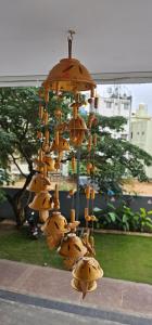 een kroonluchter met veel objecten in een park bij La Grandiose Luxury Serviced Apartments in Bangalore