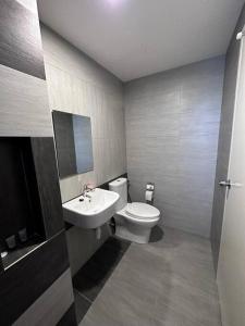 een badkamer met een wit toilet en een wastafel bij D' Residensy Homestay in Kuala Lumpur