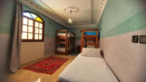 阿加迪尔The Sunrise Villa的房间里有一张床，墙上挂着一个钟 更多34张照片