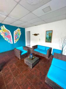 a living room with blue furniture and a blue wall at Hotel y Café Ixmati Suchitoto in Suchitoto