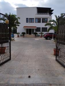 un edificio con cancello di fronte a un vialetto di Villa Erry a Trani