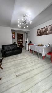 L'Alba في Magliano Alfieri: غرفة معيشة مع أريكة سوداء وطاولة