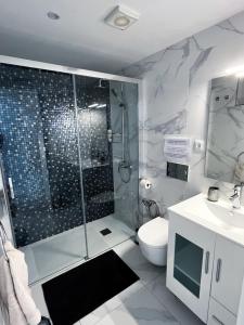 A bathroom at Luxury bungalow Maspalomas Gran Canaria Még 22 kép