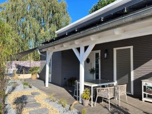 GroßkoschenSonnendeck Chalet的房子上带桌椅的露台