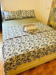 een bed met een blauw en wit dekbed erop bij Nice boutique flat with terrace in Fuengirola