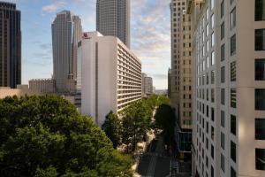 - une vue sur une ville avec de grands bâtiments dans l'établissement Charlotte Marriott City Center, à Charlotte