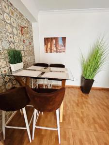 een eetkamer met een tafel en twee planten bij Nice boutique flat with terrace in Fuengirola