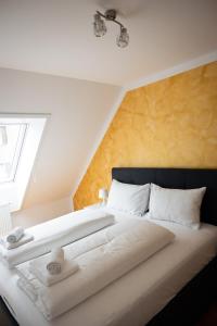 a bedroom with a large white bed with a window at Premium 80 m2 Rooftop Apartment - 5 min to Center in Vienna