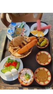 uma bandeja cheia com diferentes tipos de alimentos sobre uma mesa em Falcon pyramids inn no Cairo