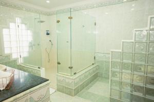 W łazience znajduje się prysznic ze szklaną kabiną prysznicową. w obiekcie Ayenda Soft Vanilla House Boutique w mieście Cartagena de Indias