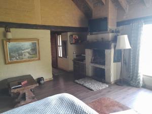 una sala de estar con chimenea en una casa en El Cobijo, en Chocontá
