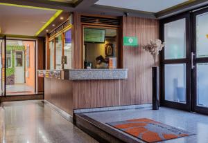 lobby restauracji z ladą w obiekcie Hotel Villa del Mar w mieście Meksyk