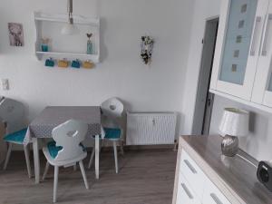 cocina con mesa y sillas en una habitación en Haus Sachsensteinblick Ferienwohnung Sonnenschein, en Bad Sachsa