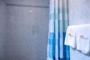 メキシコシティにあるHotel Villa del Marのバスルーム(青いシャワーカーテン、タオル付) +18枚の写真