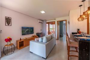 a living room with a white couch and a table at Bahia Soul - Casa Cali - Barra Grande - Península de Maraú in Barra Grande