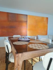 una mesa de comedor con sillas y un tazón. en Art & Living I House and Rooms, en Schoneck
