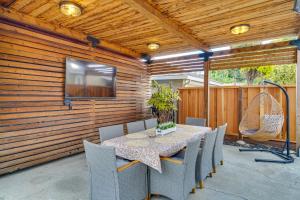 海沃德的住宿－Cozy Bay Area Vacation Rental with Patio，庭院配有桌椅和电视。