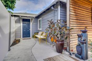 海沃德的住宿－Cozy Bay Area Vacation Rental with Patio，人行道上带蓝色门和椅子的房子