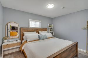 海沃德的住宿－Cozy Bay Area Vacation Rental with Patio，一间卧室配有一张大床和镜子