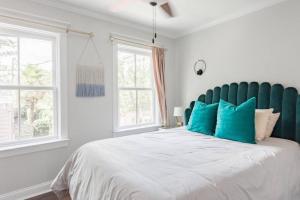 サバンナにあるLiberty Estate in the Heart of Savannahの青い枕が付いた大きなベッドのある寝室