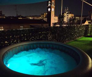 Swimming pool sa o malapit sa Spazioso appartamento con terrazzo Navigli , Bocconi IULM NABA