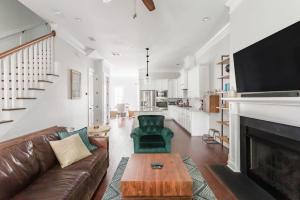 サバンナにあるLiberty Estate in the Heart of Savannahのソファと暖炉のあるリビングルーム