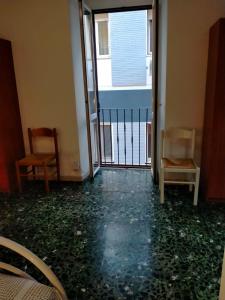 een kamer met 2 stoelen en een glazen vloer bij james house green in Teramo